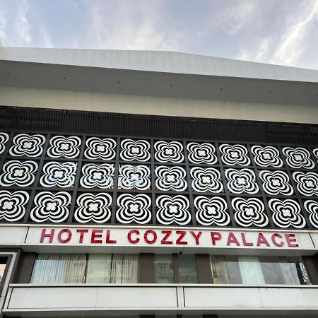 Hotel Cozzy Palace Surat Exterior foto