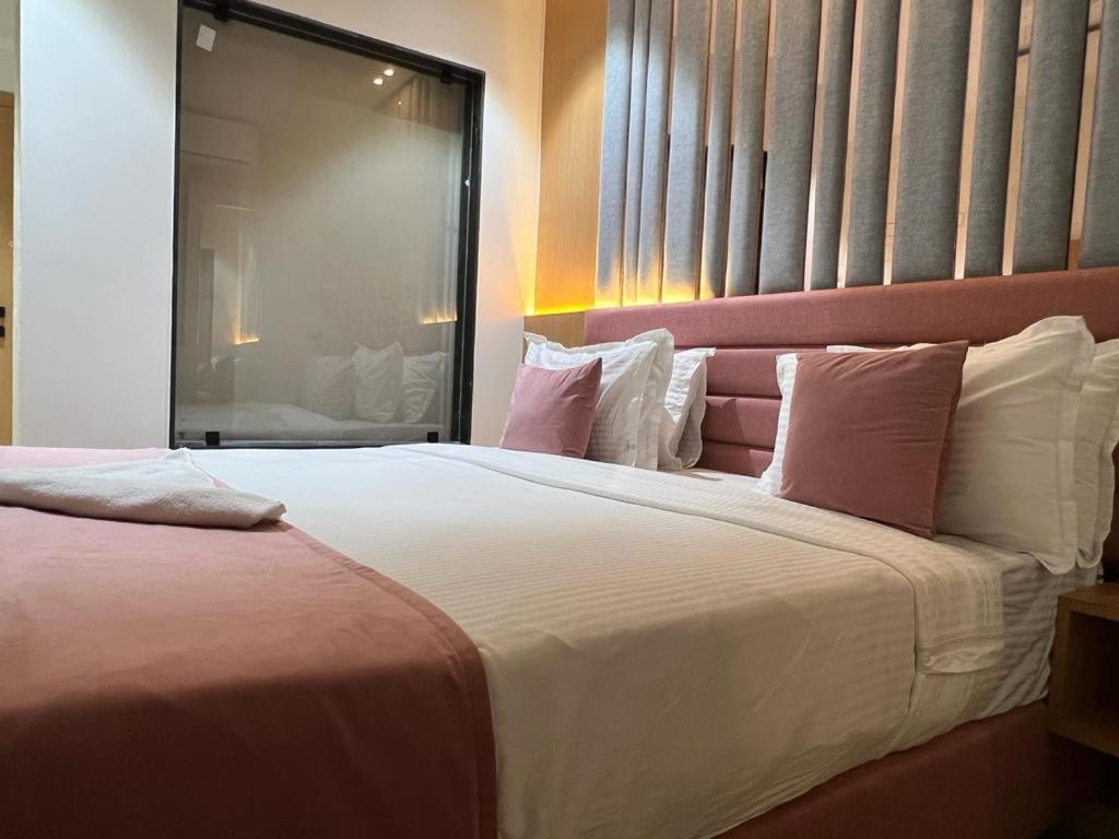 Hotel Cozzy Palace Surat Exterior foto