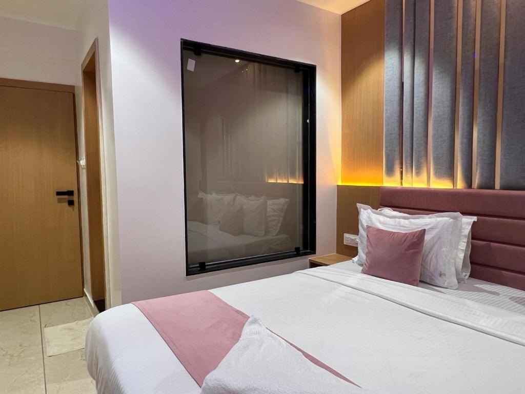 Hotel Cozzy Palace Surat Exterior foto