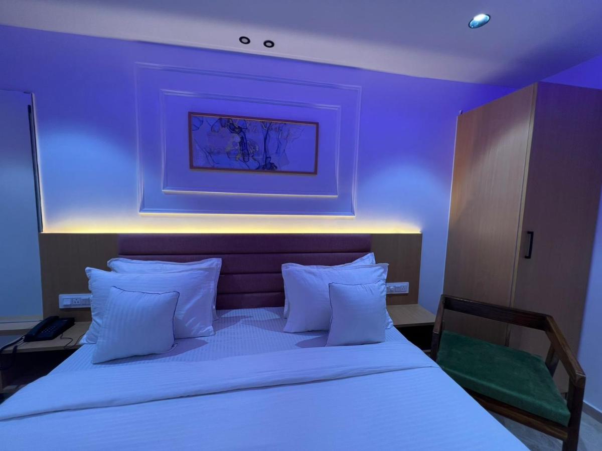 Hotel Cozzy Palace Surat Exterior foto