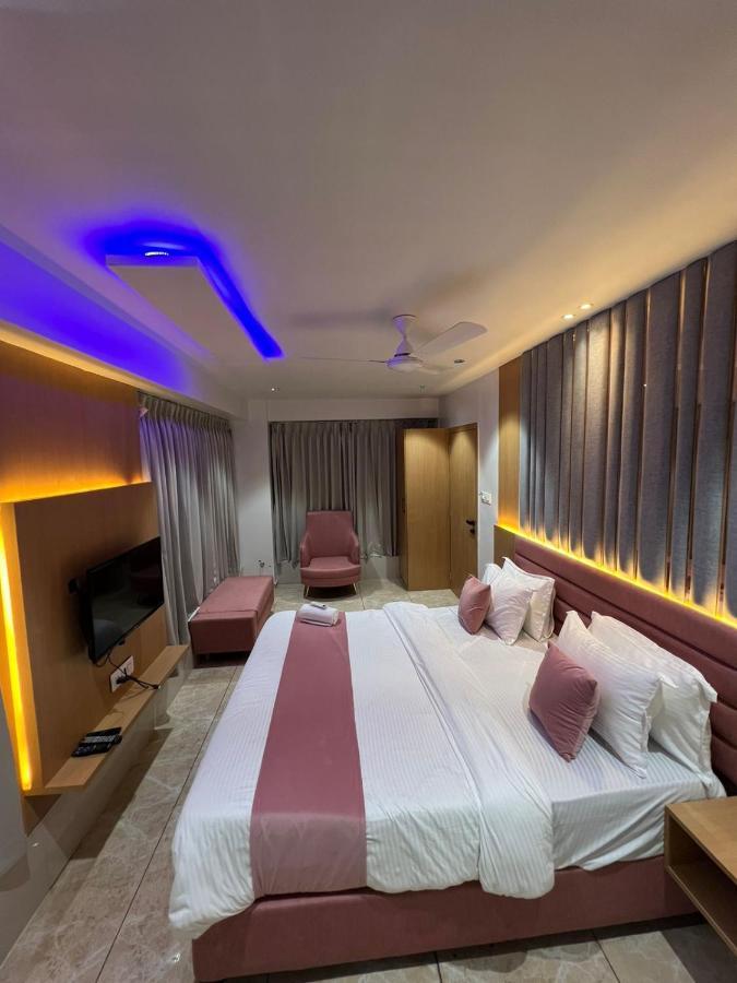 Hotel Cozzy Palace Surat Exterior foto